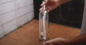 Hogyan lehet kiszedni a parafadugót a palackból? (Egy egyszerű módszer)
