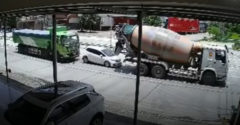 A teherautó és a betonkeverő úgy összegyűrték a személyautót, mint a papírt. Az utasok csodával határos módon túlélték
