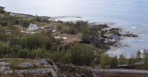 A rajta álló házakkal együtt vitt el a víz egy 600 méteres partszakaszt (Norvégia)