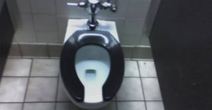 Vajon miért van a nyilvános WC-nek U alakú ülőkéje?
