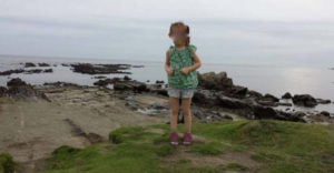 A férfi fotót készített kislányáról a tengerparton. Miután alaposan megnézte a fotót, egy fura részletre lett figyelmes