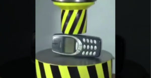 Nincs attól nehezebb, mint megsemmisíteni egy Nokia 3310-est (Amikor sír a hidraulikus prés)