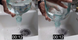 Egy egyszerű trükk, amivel a lehető leggyorsabban kiöntheted egy palackból a vizet