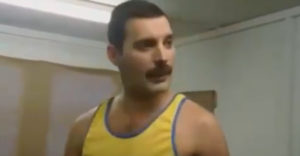 Freddie Mercury bemelegítése mielőtt színpadra lép (Backstage)