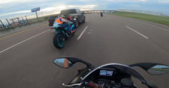 Az őrült autós 140 km/h-nál kiütötte a motorost.