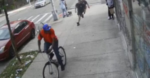 Miközben biciklizett, megütött egy épp arra járó nőt. Nem hitte volna, hogy egy egész csapat tűzoltó veszi majd üldözőbe