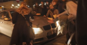 Az őrült sofőr szándékosan a tüntető nők közé hajtott, majd elmenekült (Lengyelország)