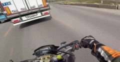 Jobbról akart előzni a motoros (Nem sikerült)