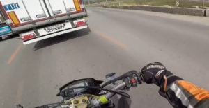 Jobbról akart előzni a motoros (Nem sikerült)