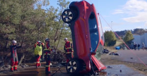 Ilyen őrült töréstesztet is csak a Volvo tud kitalálni, 30 méter magas daruról ejtik le az új autókat