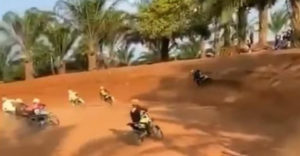 Egy ügyes manőver a motocross versenyen (Az év ravaszdija)