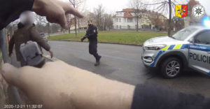 A karambolozott autót vezető férfi egész Prágán keresztül üldözte a bűnöst, aki egy lopott Passaton próbált meglógni