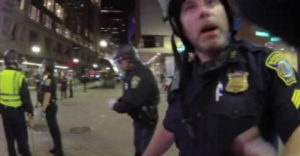 A rendőr azzal dicsekedett, hogyan szerelte le a tüntetőket. Nem vette észre, hogy veszi őt a kamera