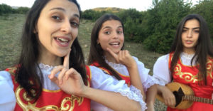 Ezek a grúz lányok megfognak az énekükkel és a pozitív energiájukkal