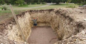 A férfi szomszédjai csodálkoztak, hogy miért ásott a kertjében egy nagy gödröt. Néhány nap múlva irigykedtek rá