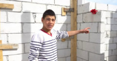 Ez a 16 éves fiú példát mutat a fiatalságnak. A karantén alatt belefogott saját háza építésébe.