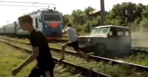 A bolondok terepjáróval tesztelték a vasúti síneken történő átkelést (Nem érte meg)