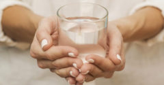 Egy pszichológia professzor megkérdezte a hallgatóktól, hogy milyen nehéz egy pohár víz. A válasz egy életre szóló lecke