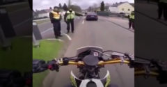 Amikor egy német rendőr megállít egy francia motorost.