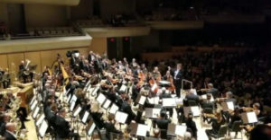 A karmesternek szánt meglepetés egy koncert alkalmával (Nem leplezte a meghatódottságát)