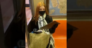 Egy idegen férfi a metróban ajándékozta meg az utazás közben róla készített portréval. (Nem leplezte a meghatódottságát)