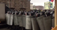 Az orosz rendőrség rá akar ijeszteni a tüntetőkre (Nem sok sikerrel)