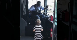 Az autóbusz sofőrje egy percig sem gondolkodott, hogy teljesítse a kislány kívánságát