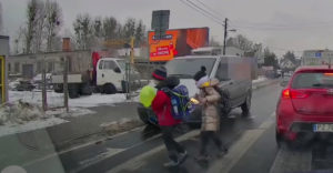 Figyelmetlen gyerekek a gyalogos átkelőnél (Csak egy másodpercen múlott)