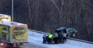 A hídról félig lelógó autó sofőrjének mentési akciója