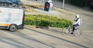Vagány fickó mobillal a kezében kerékpározik (Megérdemelte a leckét)