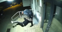 A rendőr megvert egy férfit, mert az megszegte a kijárási tilalmat (Bosznia Hercegovina)