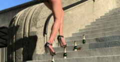 A nő magassarkú cipőkben sétált a pezsgősüvegeken. (És sikerült neki)