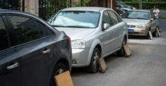Ezért takarják el egy darab deszkával Kínában és Japánban az autótulajdonosok a parkoló autók kerekeit