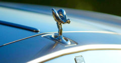 Hogyan született meg a Rolls Royce-n levő közismert Spirit of Ecstasy jel? Az egész egy szeretővel kezdődött