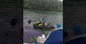 A jetskis fiatalok gondoskodtak a hangos buli megszakításáról