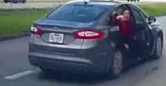 A nő kiugrott a haladó járműből, hogy megszökjön erőszakoskodója elől (USA)