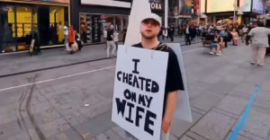 Megcsalta a feleségét, a bosszú nem váratott magára (Times Square)