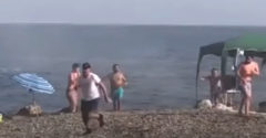 A turisták állították meg a drogkereskedőket a strandon