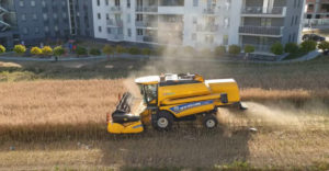 A gazda nem volt hajlandó eladni a földeket a lakóházak között. (Öröm itt lakni)