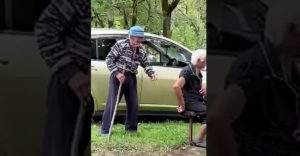A 97 éves nagypapa ugratta a nagymamát (Nem jött rá)