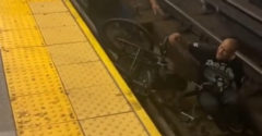 A metróvágányokra zuhant a kerekesszékes férfi (Hősies mentés)