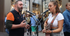 Egy lány elkezdett énekelni a téren, majd csatlakozott hozzá egy olasz férfi (Csodálatos előadás)