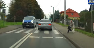 A BMW-s a rendőrök orra előtt gázolta el a gyalogost a zebrán (Azonnali reakció)