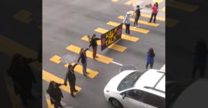 VIDEÓ: Hogyan lehet befejezni egy tüntetést a forgalom kellős közepén (Meglepődő tüntetők)