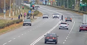 VIDEÓ: Vajon mire gondolt a fehér autó sofőrje (A nap rejtélye)