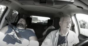 Elaludt az öreg vezetés közben az autópályán
