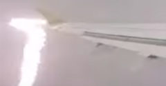 Egy utas felvette, ahogy belecsap a villám a repülőbe