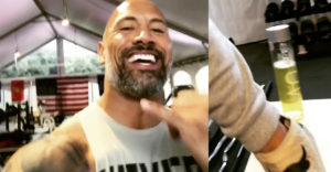 Dwayne ‘The Rock’ Johnson elmagyarázta, miért pisil műanyag flakonba edzés közben