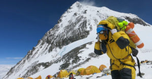 Vajon miért maradnak az Everesten életüket vesztettek örökre a csúcson?