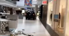 Egy feldühödött sofőr egyenesen áthajtott a kocsijával a bevásárlóközponton